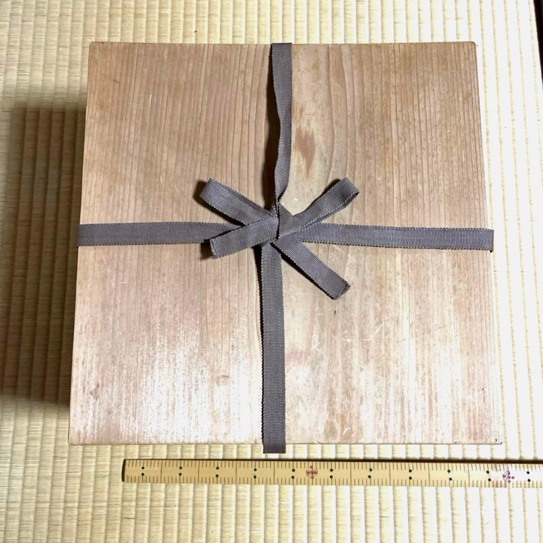 『ジャパン　クタニ』再興九谷　吉祥文様 窓絵 赤絵金彩　割取紋様　三ツ組『美品』