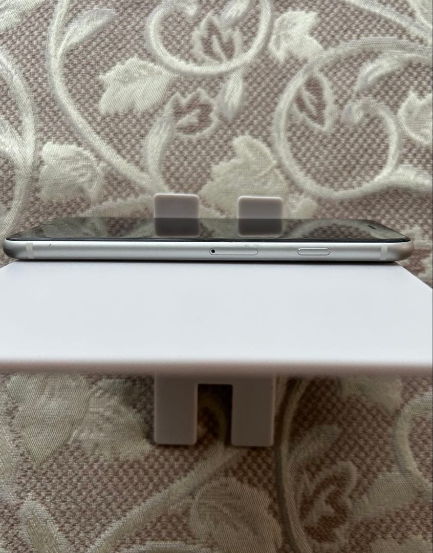 iPhone SE 第2世代 ￼64GB バッテリー100% 充電ケーブル付き