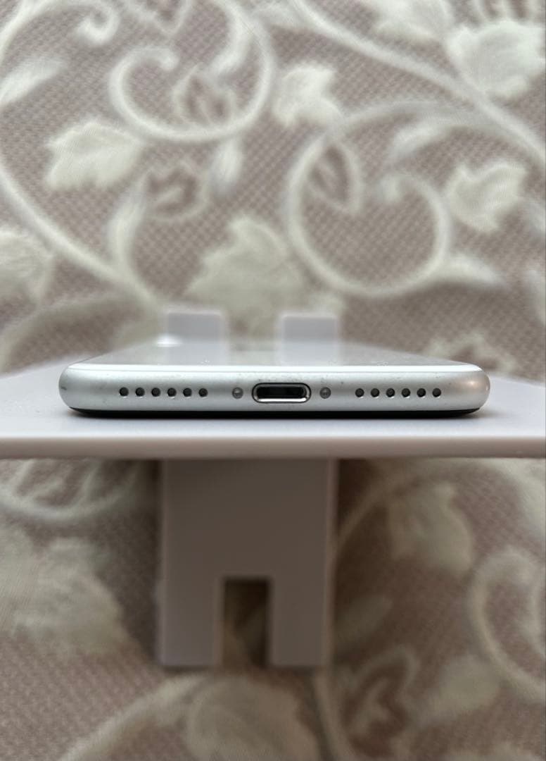 iPhone SE 第2世代 ￼64GB バッテリー100% 充電ケーブル付き
