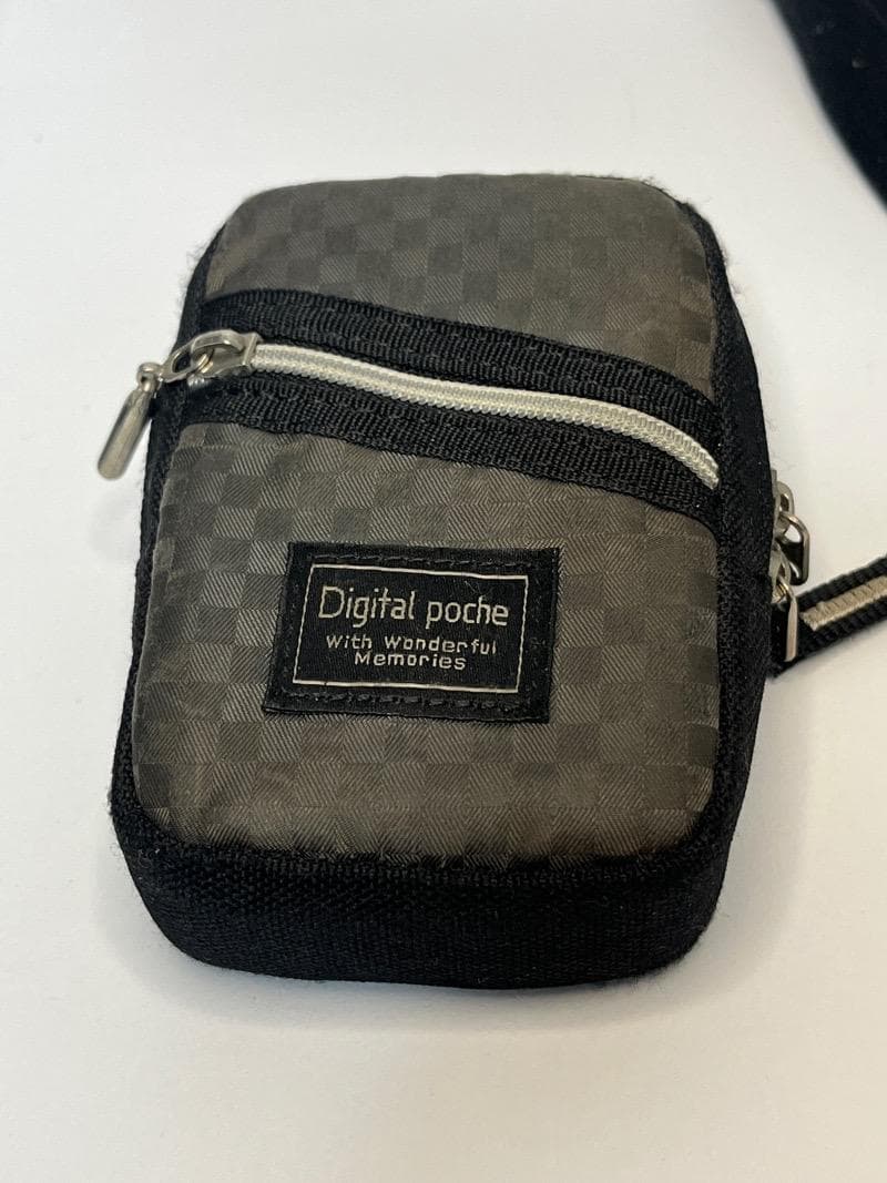 Canon キャノン　PC1084 デジタルカメラ　充電器、カード、ケース付