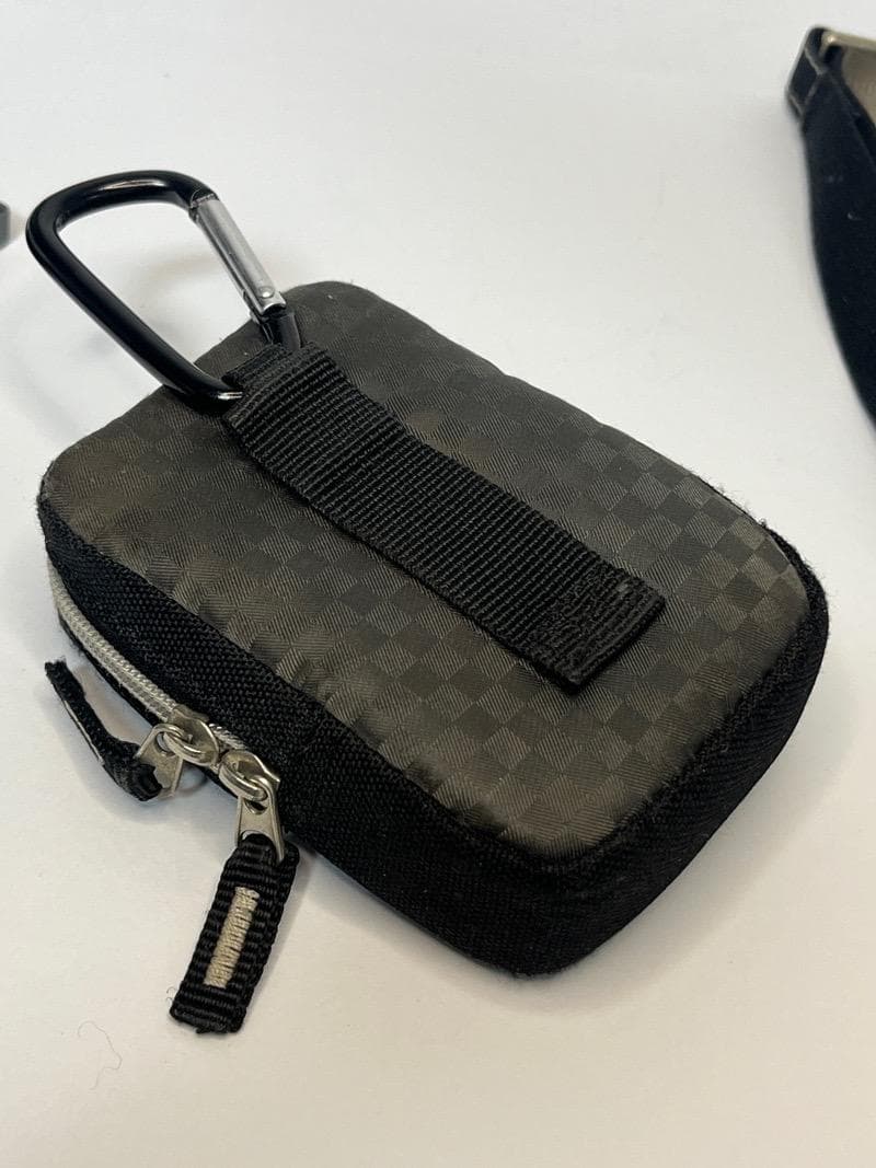 Canon キャノン　PC1084 デジタルカメラ　充電器、カード、ケース付