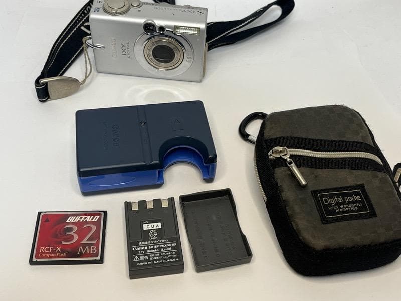 Canon キャノン　PC1084 デジタルカメラ　充電器、カード、ケース付