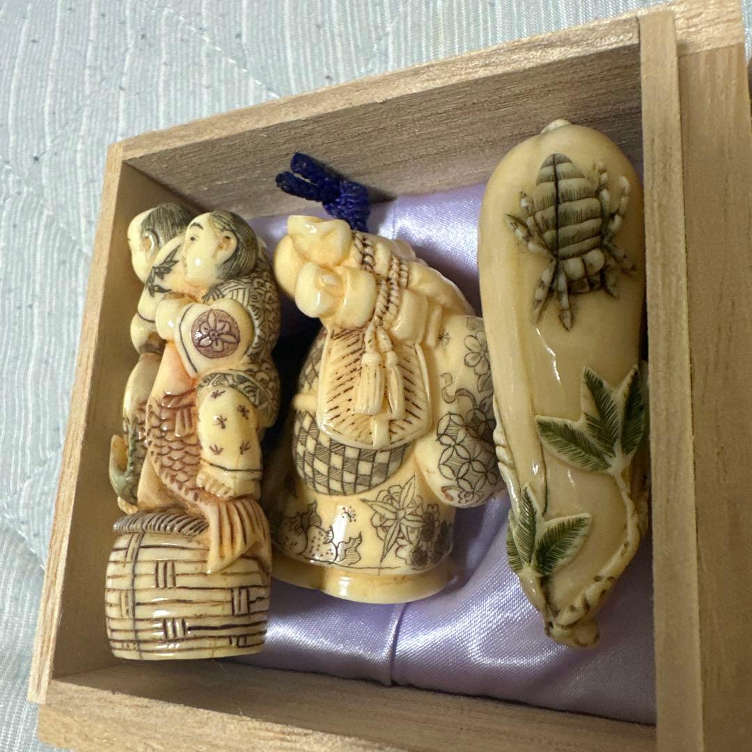 天然材質　根付け　唐子　寿老人　瓜虫　細密彫りまとめ三点　箱付き