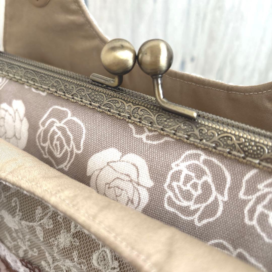 あおりがま口バッグ　花柄刺繍（白）×薔薇レース（ベージュ）ハンドメイド