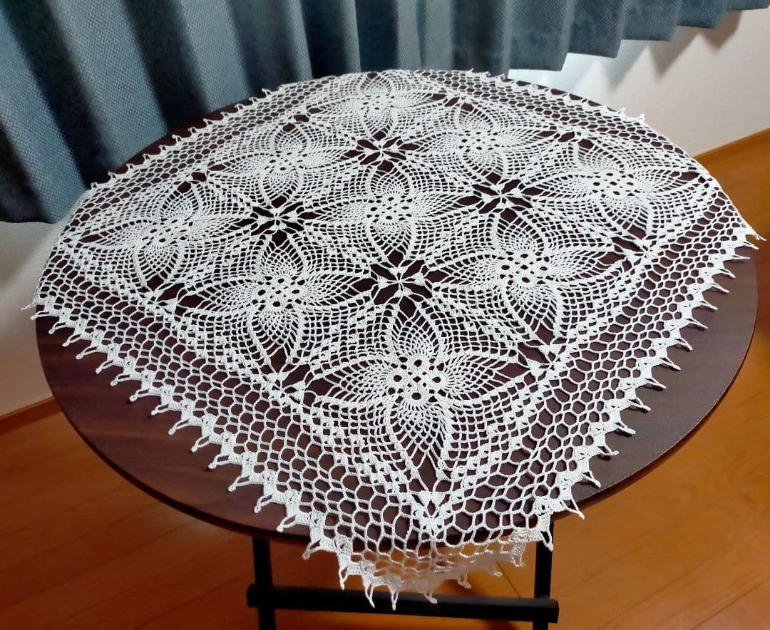 No.60『ホワイトのレース編みドイリー』（テーブルクロス）ハンドメイド