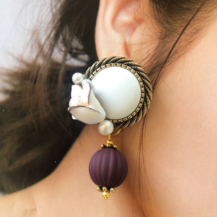 クリスマス♡大ぶりなヴィンテージボタンとフラワーパールのピアス／イヤリング