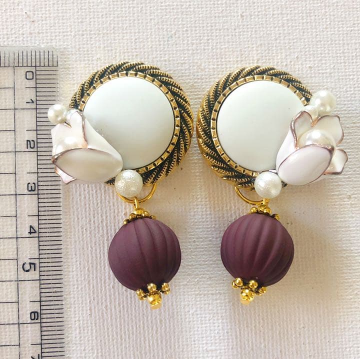 クリスマス♡大ぶりなヴィンテージボタンとフラワーパールのピアス／イヤリング