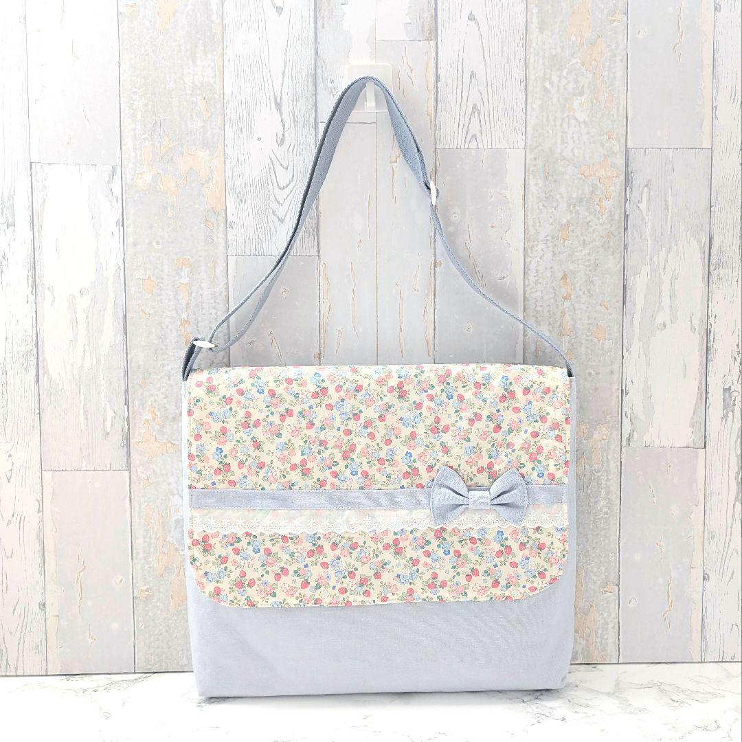 図書袋　絵本バッグ　通園バッグ　ショルダー　小花といちご　ブルー