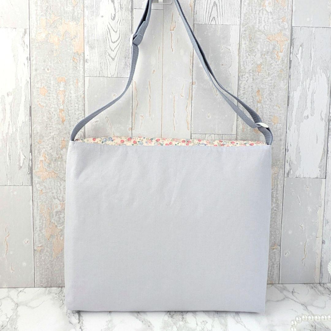 図書袋　絵本バッグ　通園バッグ　ショルダー　小花といちご　ブルー