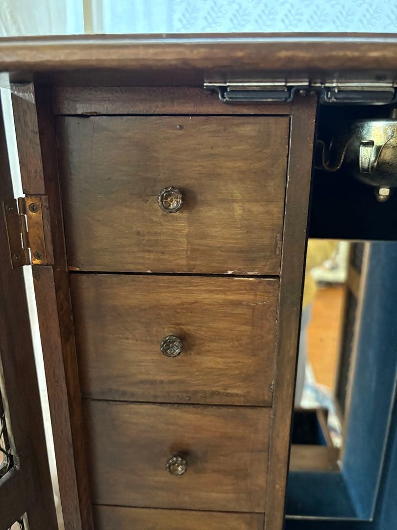 木製アクセサリーケース 扉付き ブラウン　アンティーク風　小物入れ