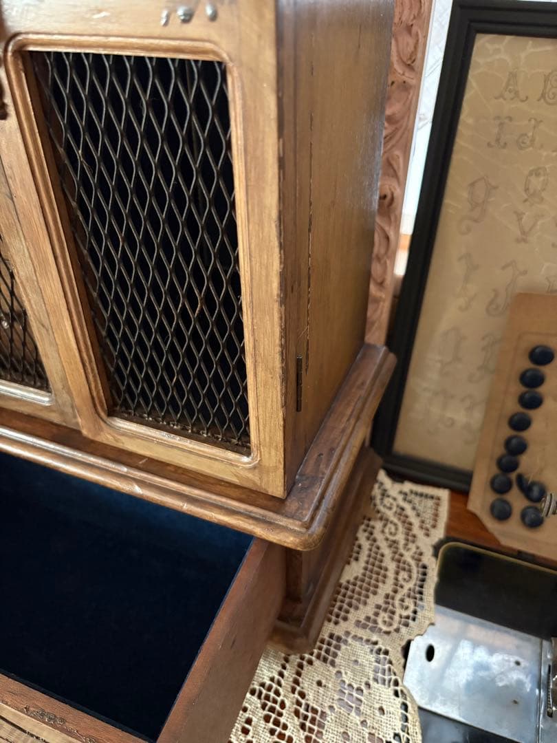 木製アクセサリーケース 扉付き ブラウン　アンティーク風　小物入れ