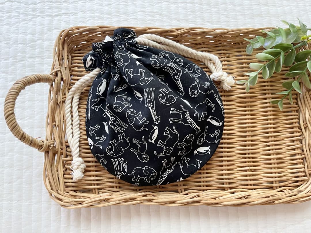 ✳︎専用✳︎SALE✳︎ハンドメイド✳︎アニマル柄　丸型巾着　ブラック