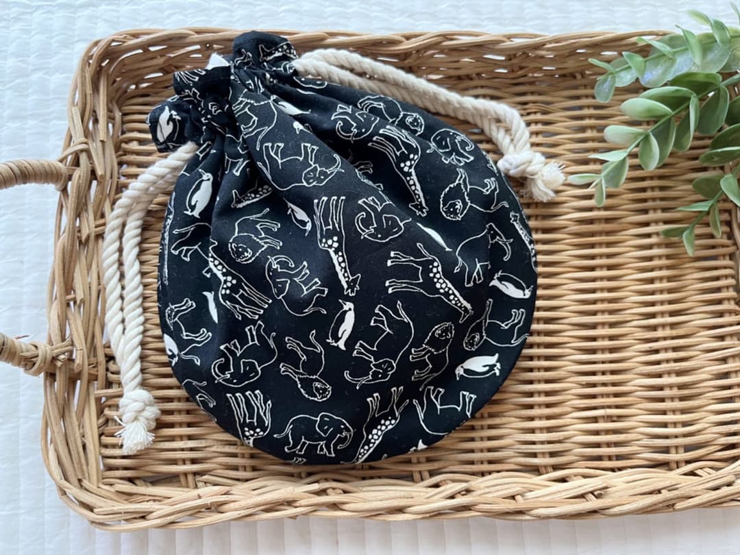 ✳︎専用✳︎SALE✳︎ハンドメイド✳︎アニマル柄　丸型巾着　ブラック