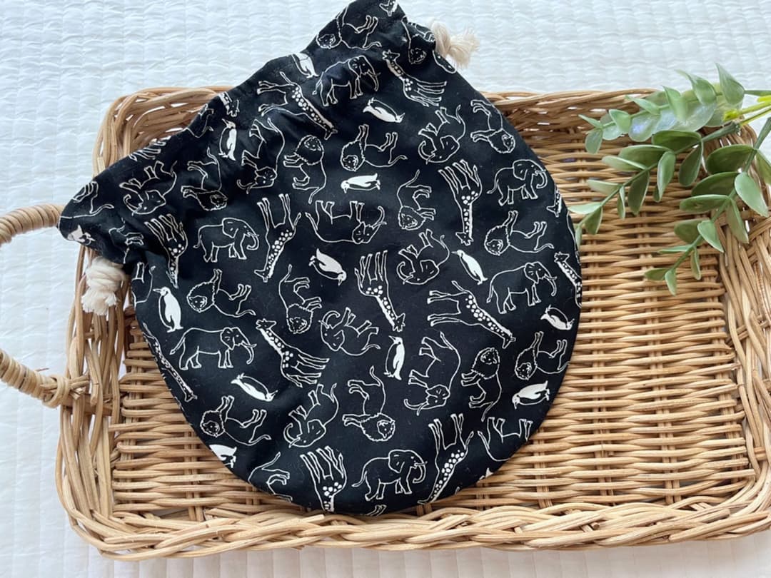 ✳︎専用✳︎SALE✳︎ハンドメイド✳︎アニマル柄　丸型巾着　ブラック