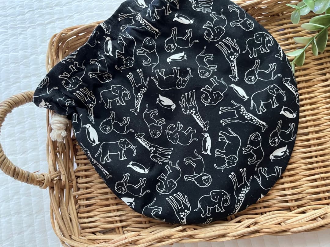 ✳︎専用✳︎SALE✳︎ハンドメイド✳︎アニマル柄　丸型巾着　ブラック