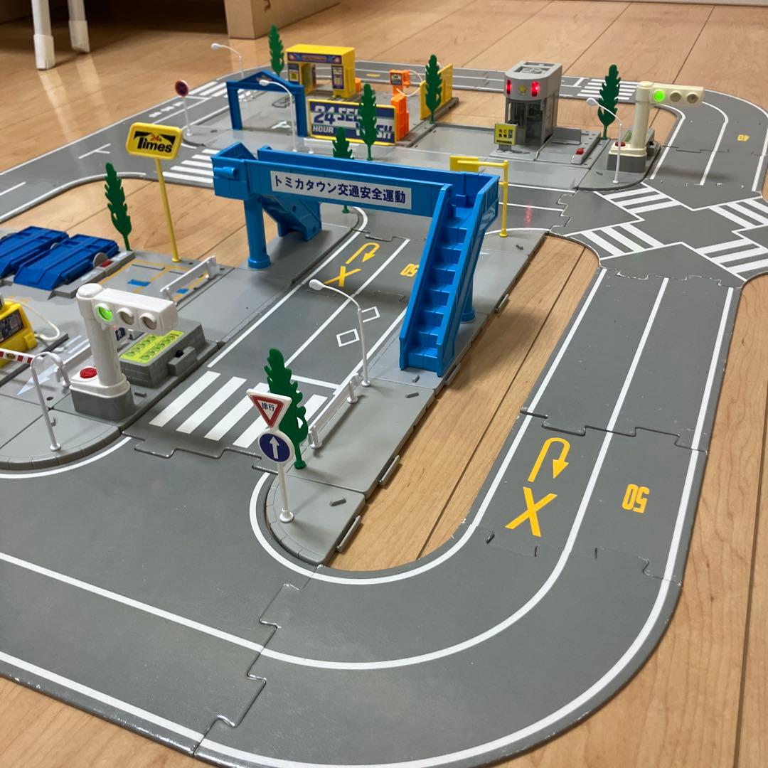 トミカタウン 洗車場 交番 駐車場 信号機×2 歩道橋 つながる道路