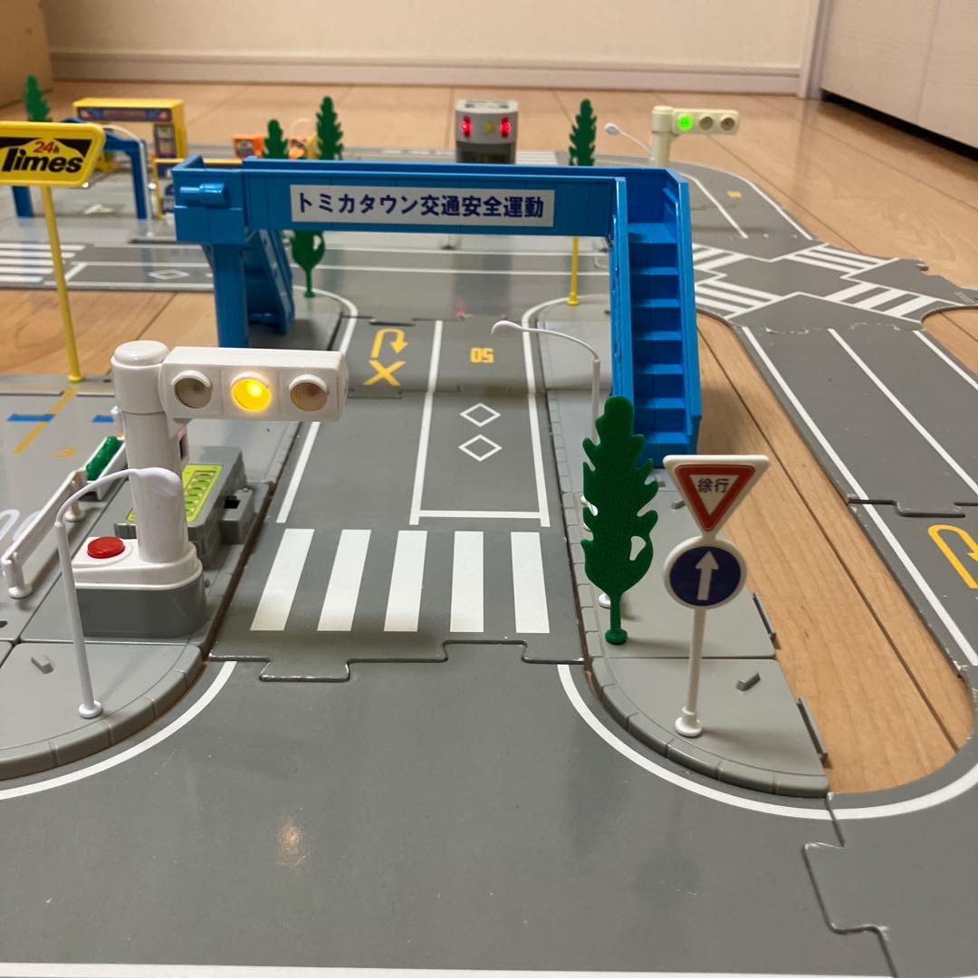 トミカタウン 洗車場 交番 駐車場 信号機×2 歩道橋 つながる道路