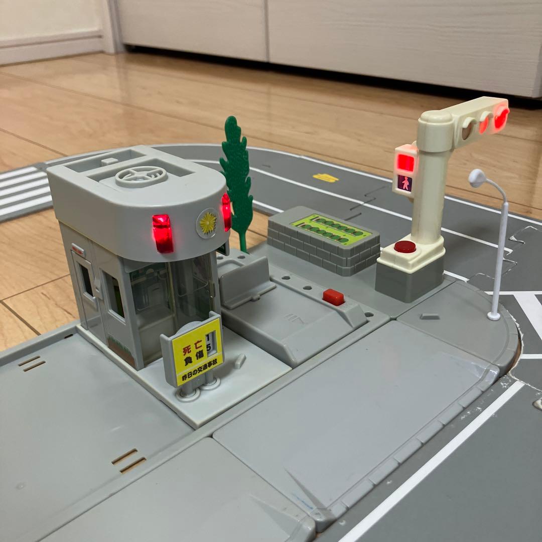 トミカタウン 洗車場 交番 駐車場 信号機×2 歩道橋 つながる道路