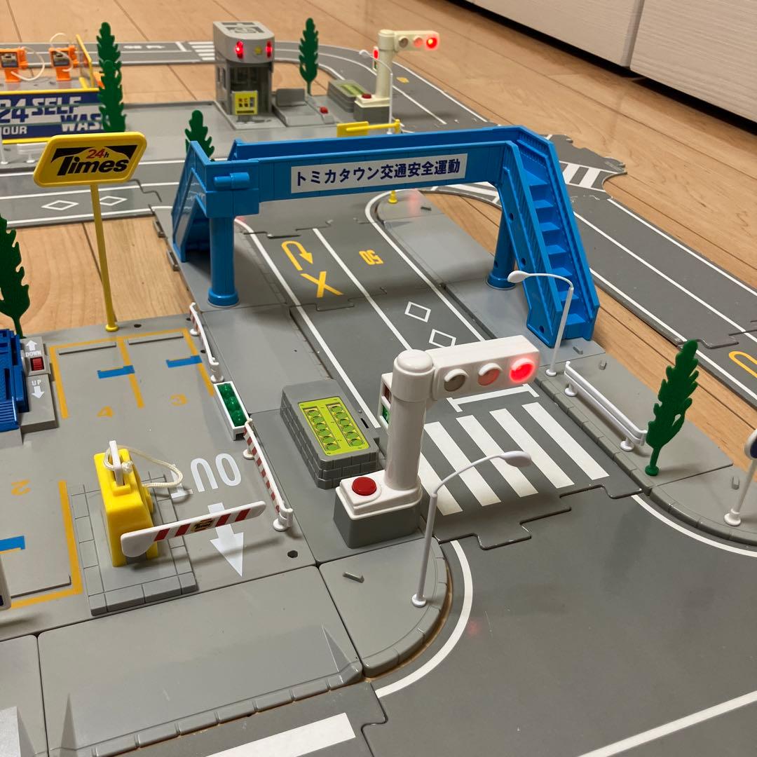 トミカタウン 洗車場 交番 駐車場 信号機×2 歩道橋 つながる道路