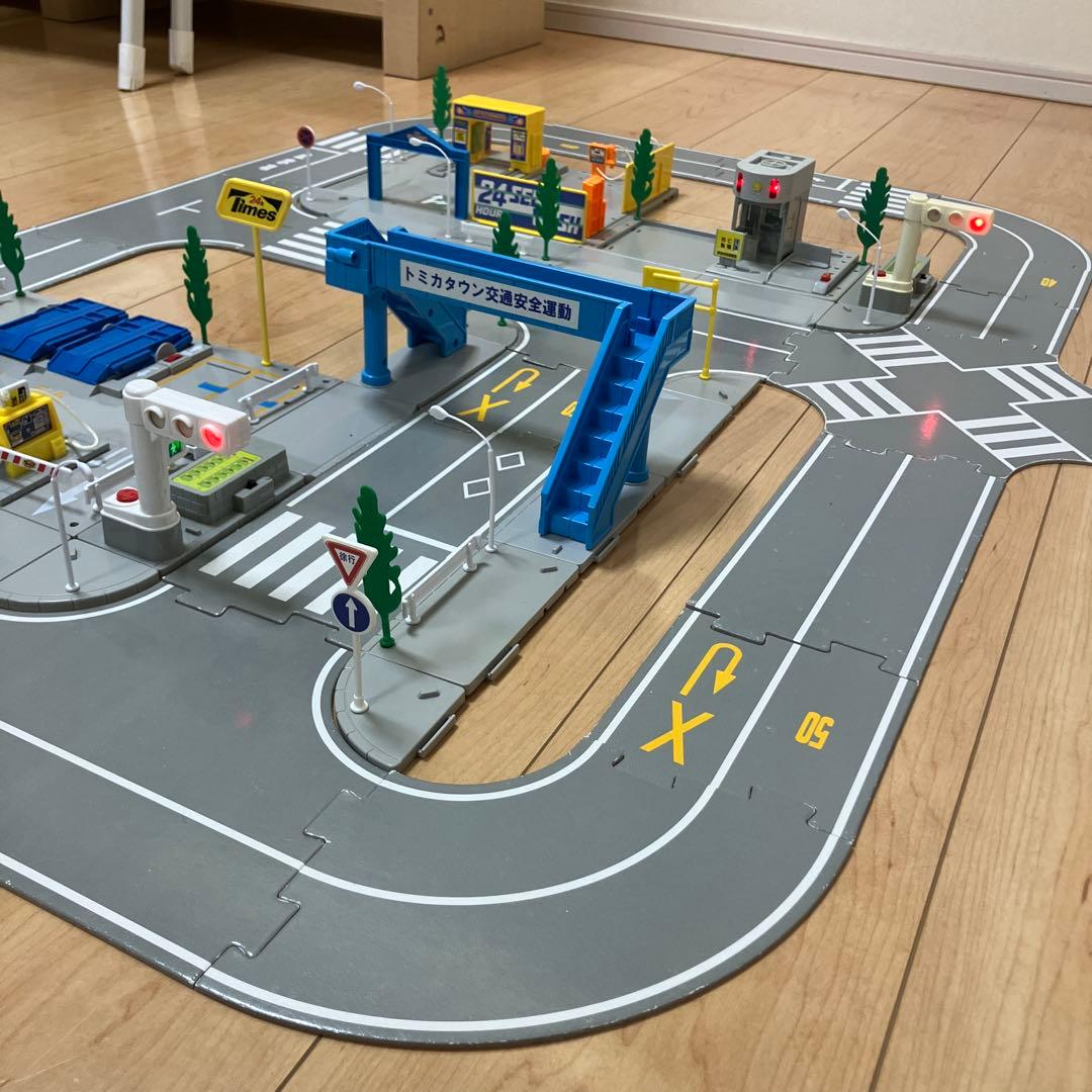 トミカタウン 洗車場 交番 駐車場 信号機×2 歩道橋 つながる道路