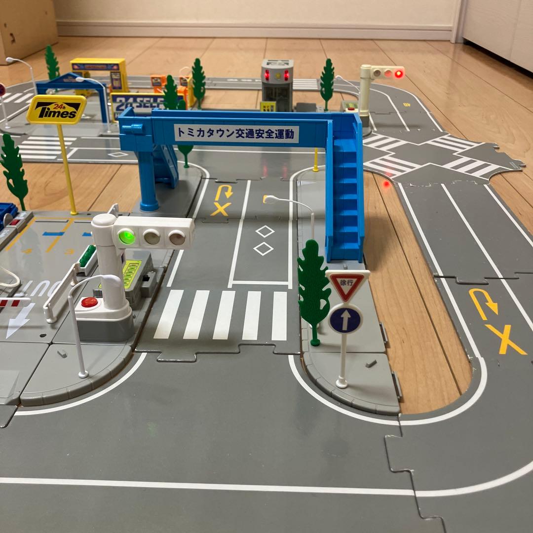 トミカタウン 洗車場 交番 駐車場 信号機×2 歩道橋 つながる道路