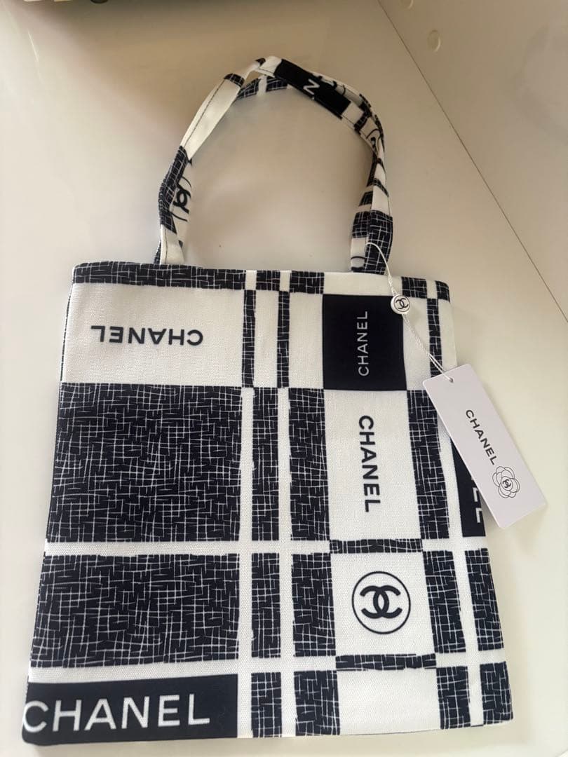 CHANEL シャネル　ホワイト＆ブラックデザイントートバッグ　ノベルティ