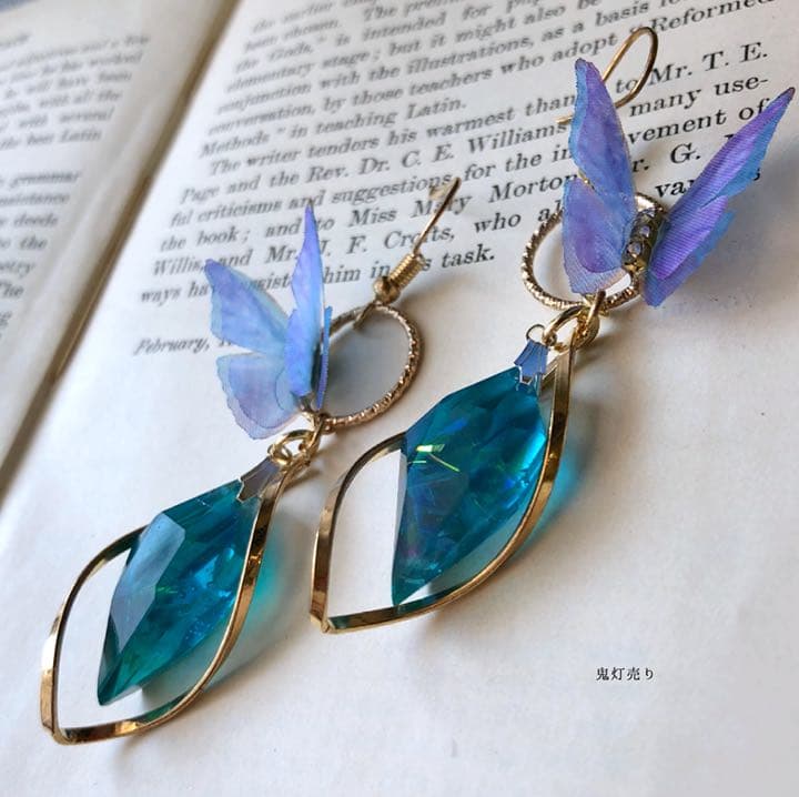 魔法鉱石を運ぶ蝶々と魔女 レジン鉱石とシフォン蝶の魔法ピアス イヤリング