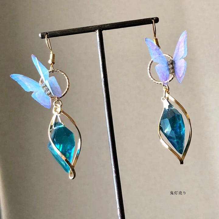 魔法鉱石を運ぶ蝶々と魔女 レジン鉱石とシフォン蝶の魔法ピアス イヤリング