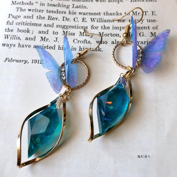魔法鉱石を運ぶ蝶々と魔女 レジン鉱石とシフォン蝶の魔法ピアス イヤリング