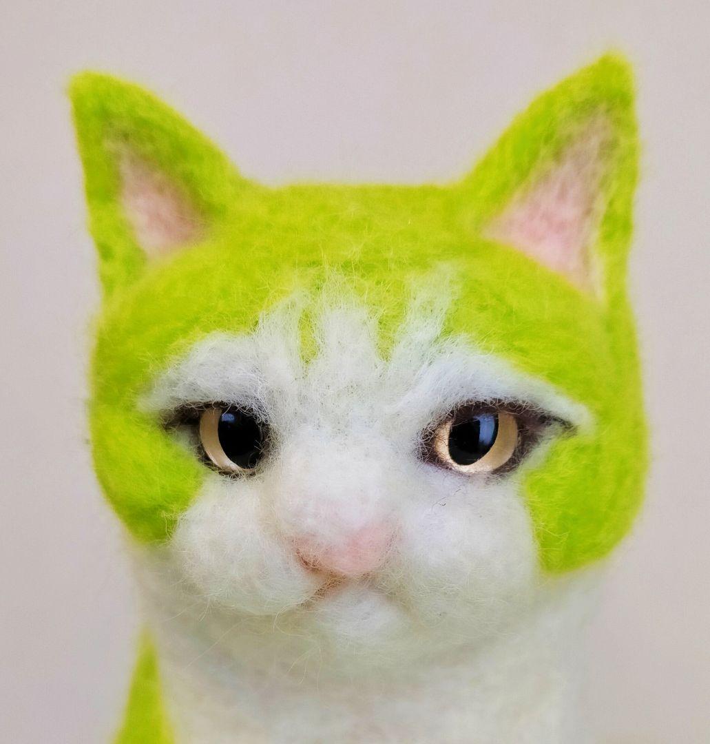 羊毛フェルト作品「緑色の猫」(グリーン・キャッツ)
