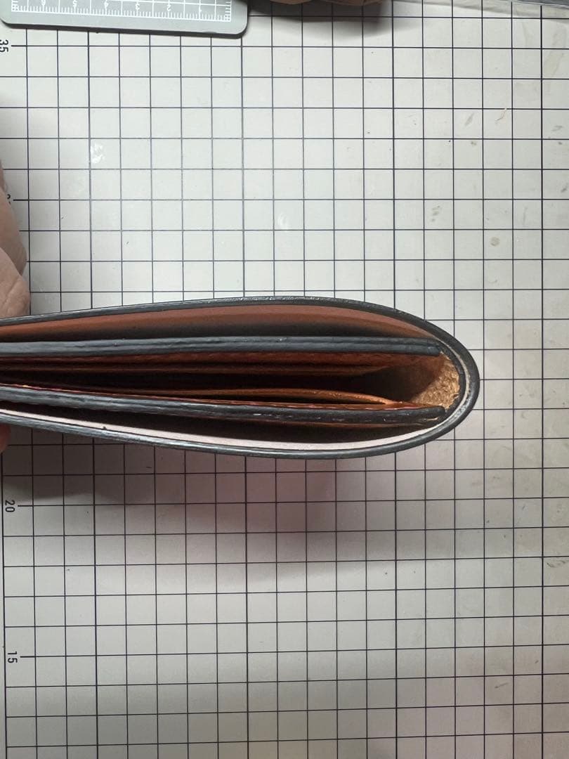 レザー製コンパクト財布 黒 コードバン　茶色プエブロ