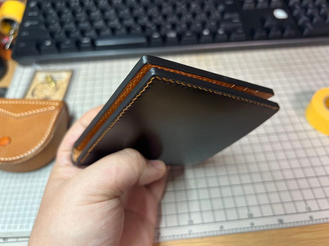 レザー製コンパクト財布 黒 コードバン　茶色プエブロ