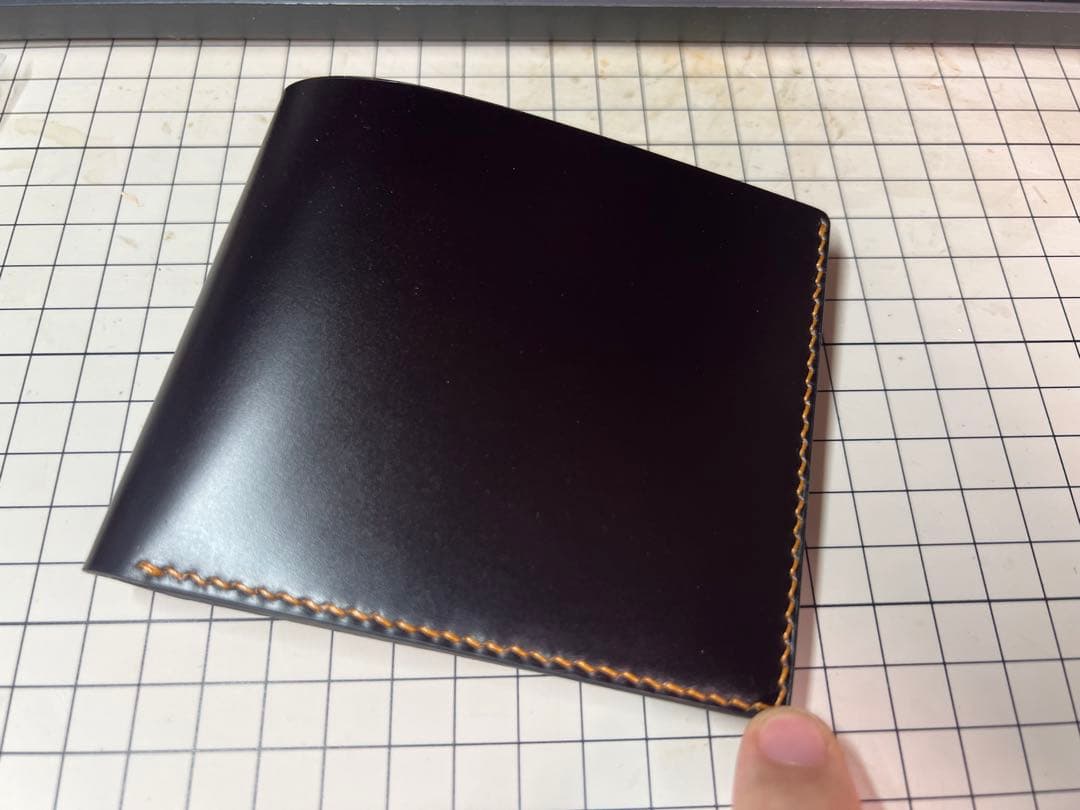 レザー製コンパクト財布 黒 コードバン　茶色プエブロ