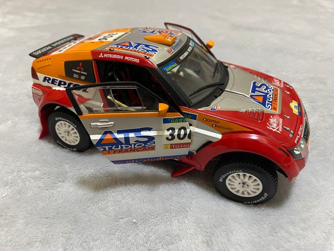 ミニカー MITSUBISHI MOTORS PAJERO EVOLUTION 1/18