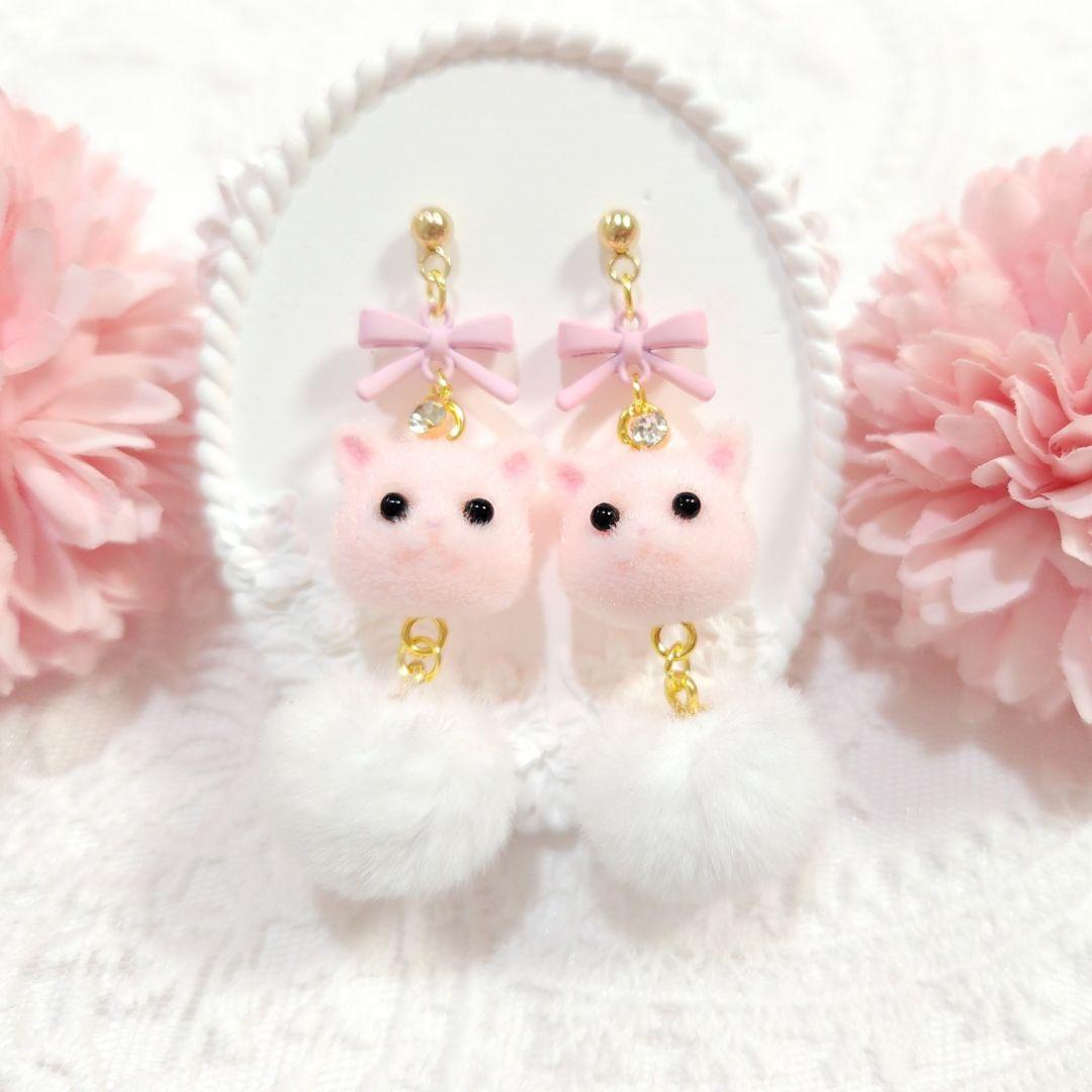 桜ピンク フロッキー猫ちゃん ふわふわポンポンライトピンク リボン 癒し系ピアス