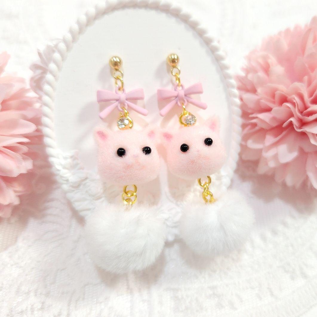 桜ピンク フロッキー猫ちゃん ふわふわポンポンライトピンク リボン 癒し系ピアス