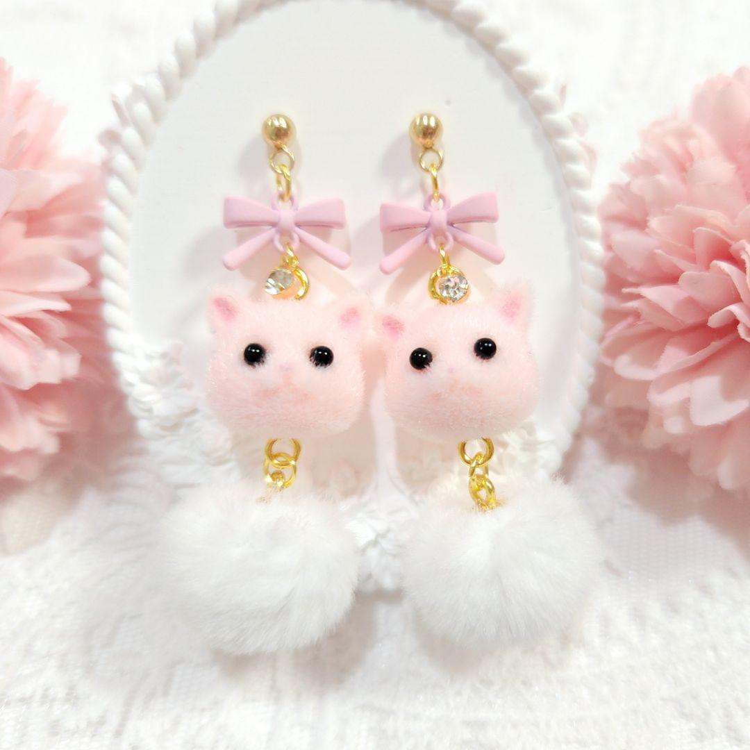 桜ピンク フロッキー猫ちゃん ふわふわポンポンライトピンク リボン 癒し系ピアス