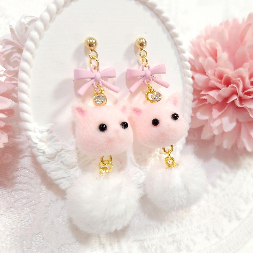 桜ピンク フロッキー猫ちゃん ふわふわポンポンライトピンク リボン 癒し系ピアス