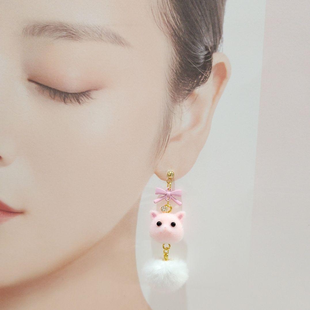 桜ピンク フロッキー猫ちゃん ふわふわポンポンライトピンク リボン 癒し系ピアス