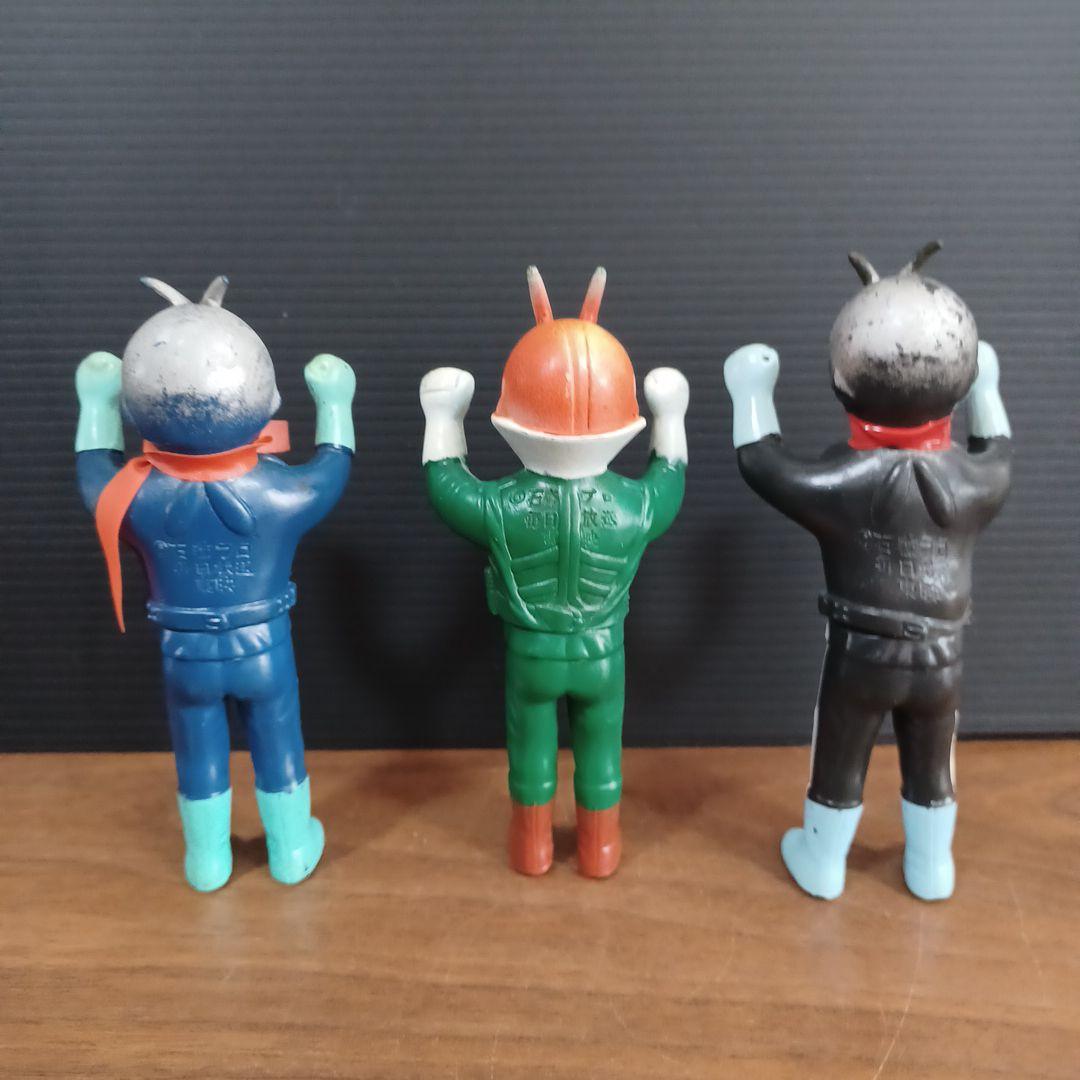 当時物　ポピー製「仮面ライダー」青成型と黒成型及びV3のミニソフビフィギュア3点