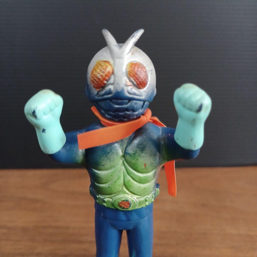 当時物　ポピー製「仮面ライダー」青成型と黒成型及びV3のミニソフビフィギュア3点