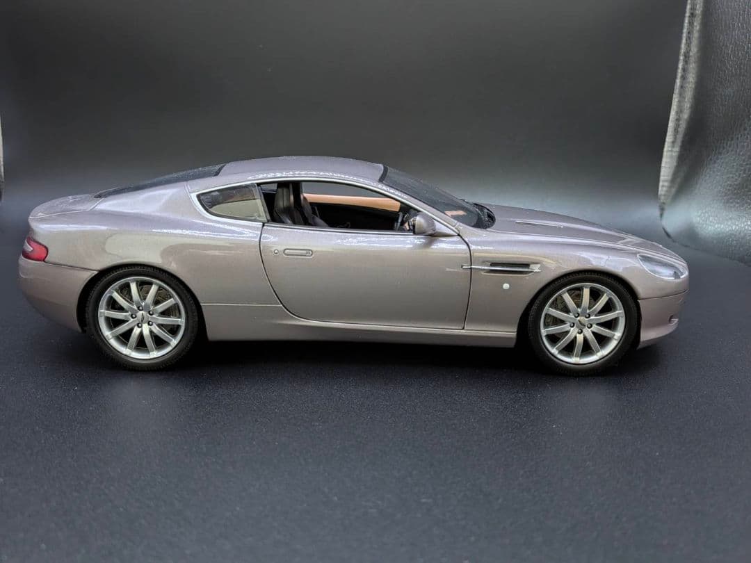 ミニチャンプス　1/18　アストンマーチンDB9