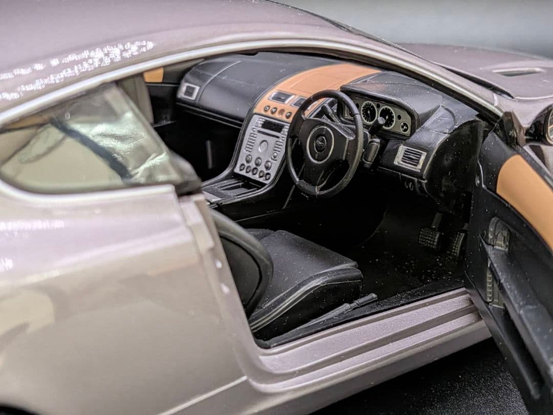 ミニチャンプス　1/18　アストンマーチンDB9