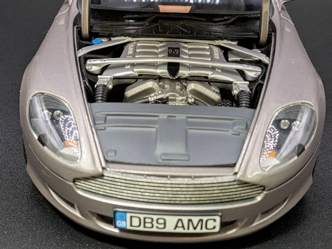 ミニチャンプス　1/18　アストンマーチンDB9