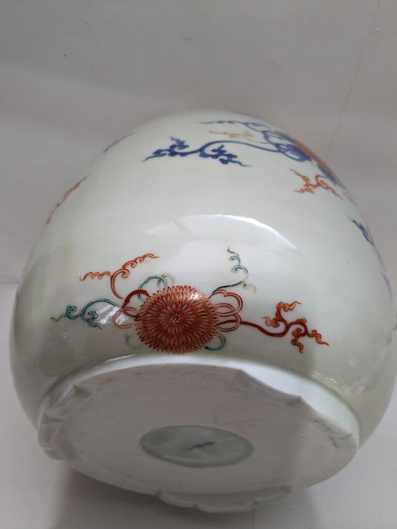 有田焼　十一代今泉今右衛門作、『染　錦菊花文三足手あぶり』、銘有、合わせ箱付