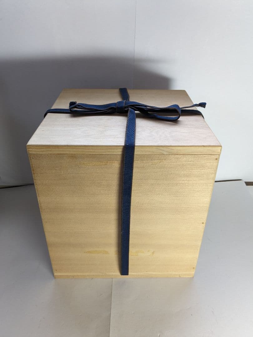 有田焼　十一代今泉今右衛門作、『染　錦菊花文三足手あぶり』、銘有、合わせ箱付