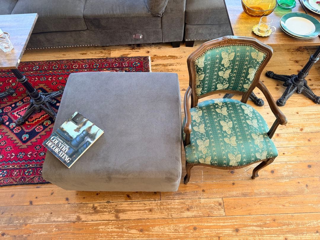 T 【高級】コの字型 スタッズ付きソファー／ラウンジ・応接向け・大人数対応