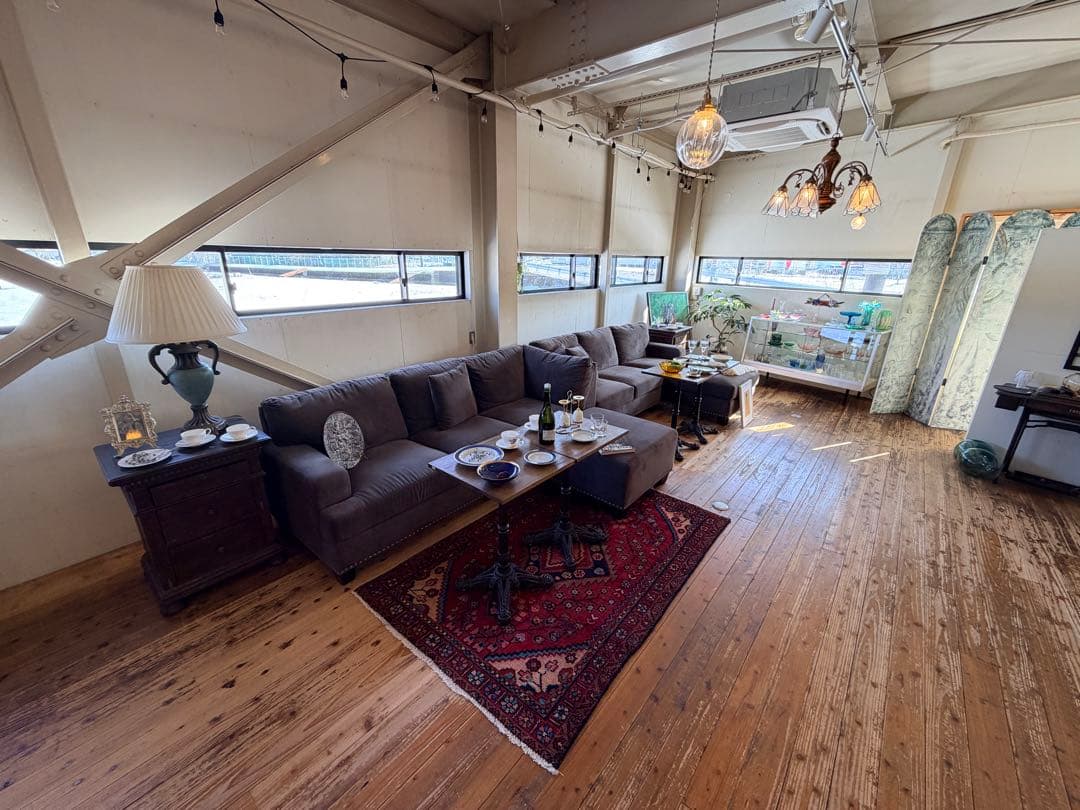 T 【高級】コの字型 スタッズ付きソファー／ラウンジ・応接向け・大人数対応