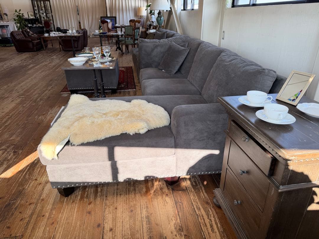 T 【高級】コの字型 スタッズ付きソファー／ラウンジ・応接向け・大人数対応