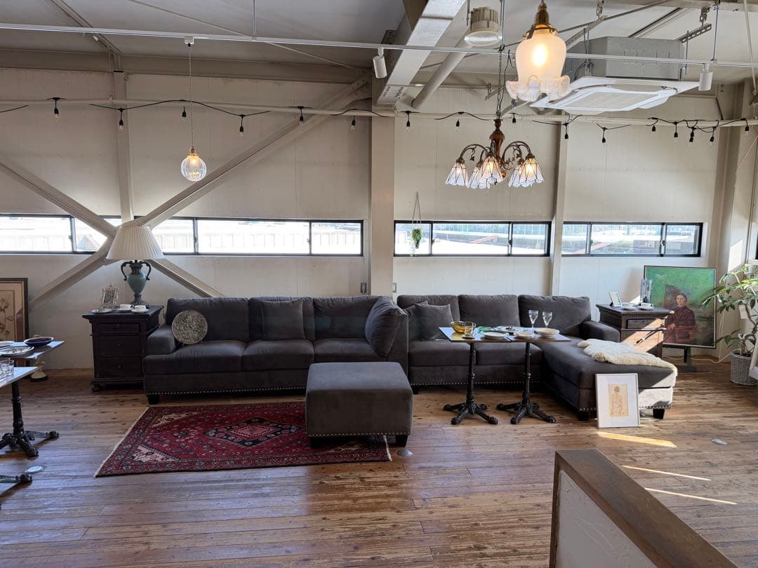 T 【高級】コの字型 スタッズ付きソファー／ラウンジ・応接向け・大人数対応